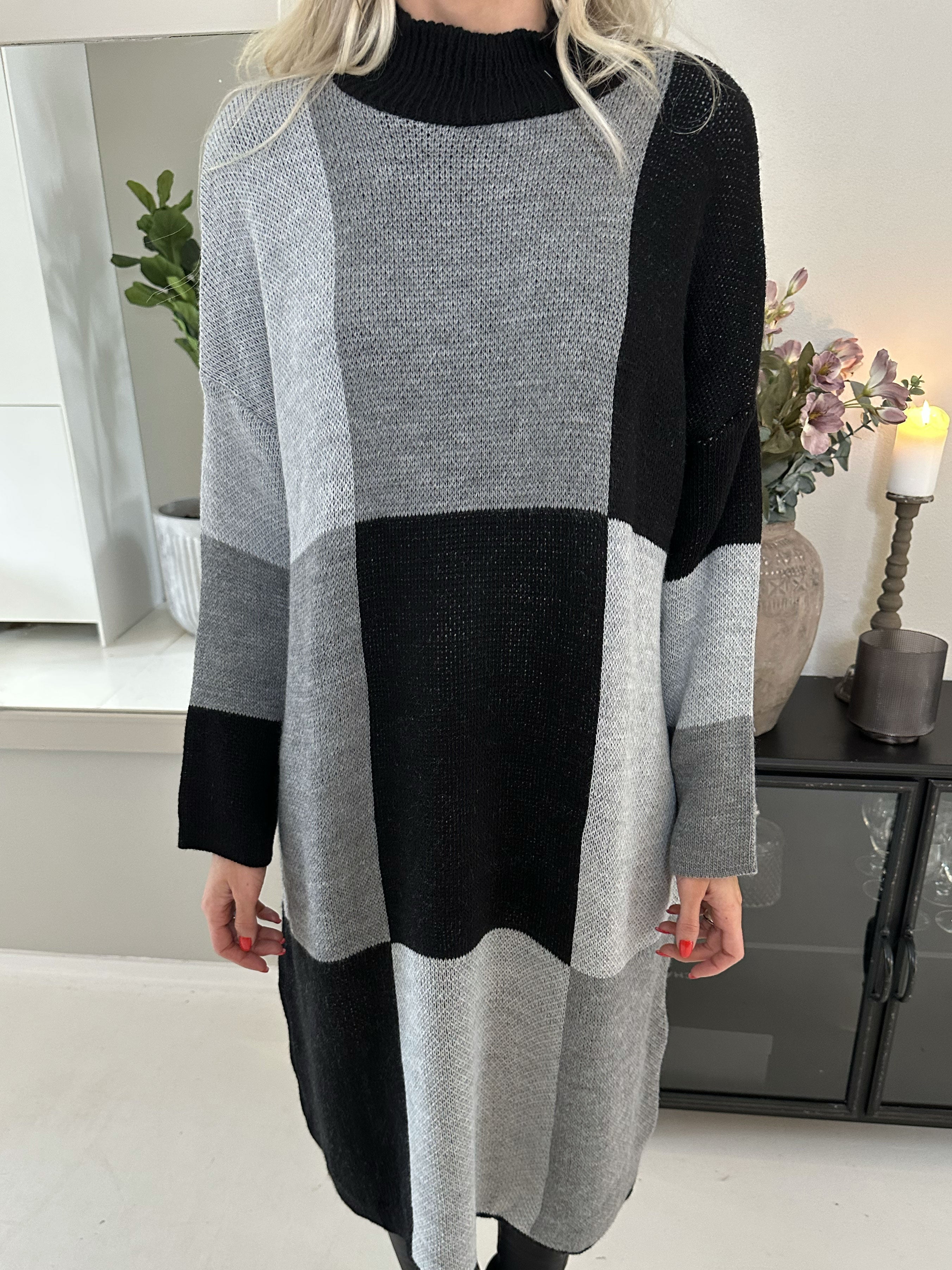 Malika - Lång rutig stickad klänning med rullkrage